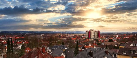 Foto de El hospital de Bielefeld con el sol detrás en el centro de la ciudad - Imagen libre de derechos