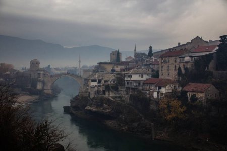 Foto de Un gran ángulo del viejo puente de Mostar en un día sombrío - Imagen libre de derechos