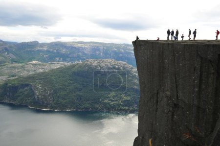 Foto de Un grupo de personas al borde de un acantilado en Preikestolen, Noruega - Imagen libre de derechos