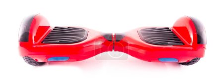 Téléchargez les photos : Un gros plan panoramique d'un hoverboard rouge isolé sur fond blanc - en image libre de droit