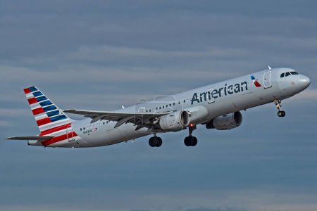 Foto de American Airlines A321 N163US saliendo de Phoenix Sky Harbor en la víspera de Año Nuevo 2022 - Imagen libre de derechos