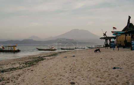 Foto de La playa vacía con barcos sobre el fondo de las montañas. Nusa Lembongan, Bali, Indonesia. - Imagen libre de derechos