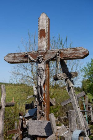 Foto de Un disparo vertical de una cruz cristiana en la colina de cruces - Imagen libre de derechos