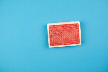 Téléchargez les photos : Un paquet de cartons rouges sur fond bleu - le concept de jeu - en image libre de droit