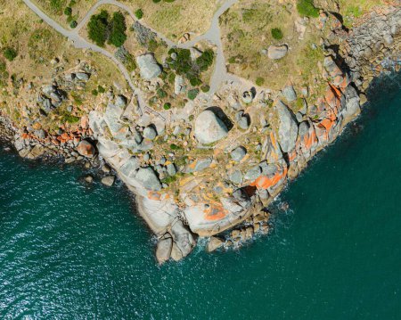 Téléchargez les photos : Vue aérienne d'une petite île au milieu de l'océan dans le pont du port de Victor - en image libre de droit