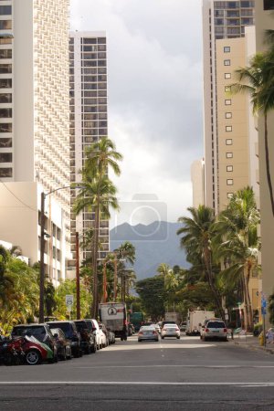 Foto de Un plano vertical de una calle principal encontrada en Honolulu Oahu, Estados Unidos - Imagen libre de derechos