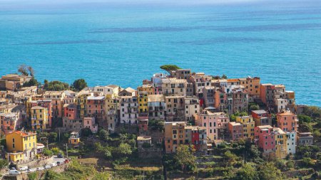 Foto de Una vista aérea de edificios modernos cerca del mar en Cinque Terre, Italia - Imagen libre de derechos