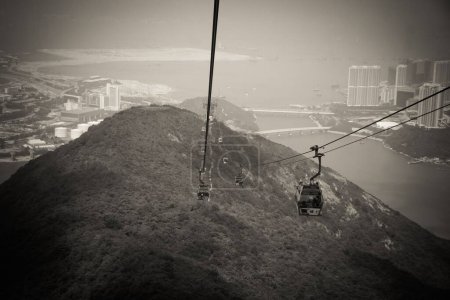 Téléchargez les photos : Un angle élevé de corde Ngonping 360 au-dessus d'une montagne à Hong Kong tourné en niveaux de gris - en image libre de droit
