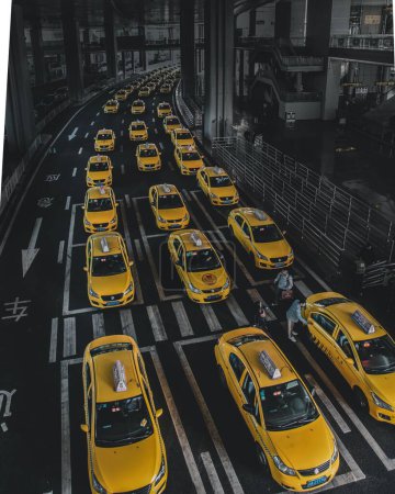 Foto de Tres filas de taxis amarillos en el aeropuerto de Chongqing - Imagen libre de derechos