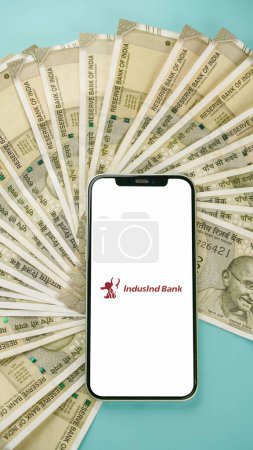 Foto de IndusInd Bank limitado en la pantalla del teléfono móvil, fondo aislado - Imagen libre de derechos