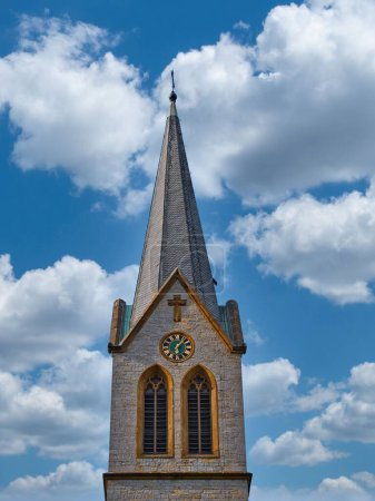 Foto de La torre superior de la iglesia colegiata tomada frontalmente en un hermoso día - Imagen libre de derechos