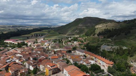 Téléchargez les photos : Une vue aérienne d'une vieille ville dans les collines verdoyantes - en image libre de droit