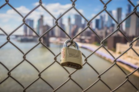 Téléchargez les photos : Un gros plan d'un cadenas sur une clôture au-dessus de l'eau à New York - en image libre de droit