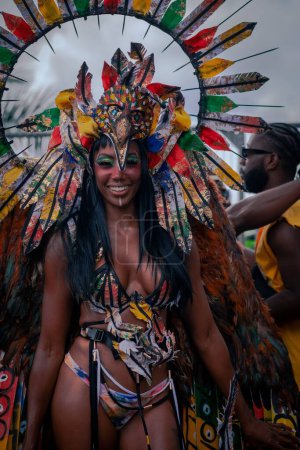 Foto de Un primer plano vertical de una mujer disfrazada de carnaval en el Festival anual del Caribe en Notting Hill. - Imagen libre de derechos