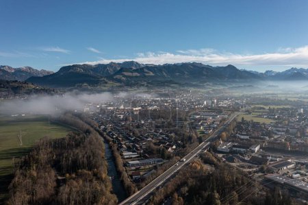 Téléchargez les photos : Vue aérienne d'une ville sur fond de collines rocheuses - en image libre de droit