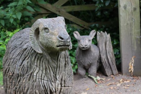 Foto de Una estatua de ovejas y rinocerontes en el parque - Imagen libre de derechos