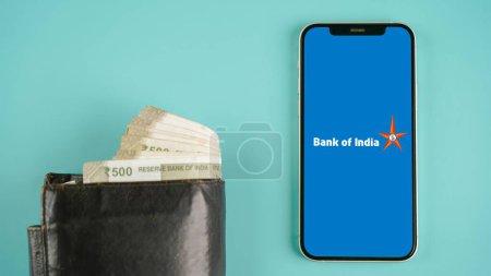 Téléchargez les photos : Banque de l'Inde ou BOI sur l'écran du téléphone mobile, fond isolé - en image libre de droit