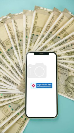 Téléchargez les photos : Banque centrale de l'Inde sur l'écran du téléphone mobile, fond isolé - en image libre de droit