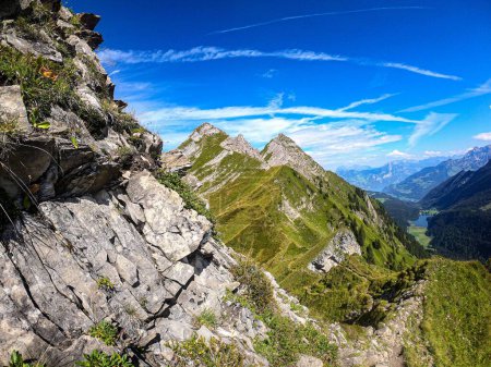 Téléchargez les photos : Une belle vue sur les Alpes suisses depuis la montagne Zindlenspitz en Suisse. - en image libre de droit