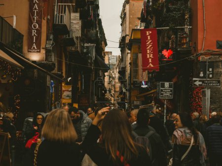 Téléchargez les photos : Une rue bondée avec des magasins à Napoli, Italie - en image libre de droit