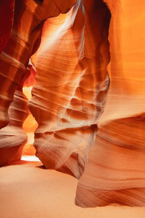 Foto de Un plano vertical de formación rocosa dentro de la cueva del Cañón del Antílope en Lechee, Arizona, EE.UU. - Imagen libre de derechos