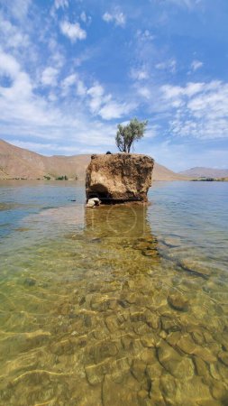 Foto de El último pedacito que queda de una isla erosionada - Imagen libre de derechos