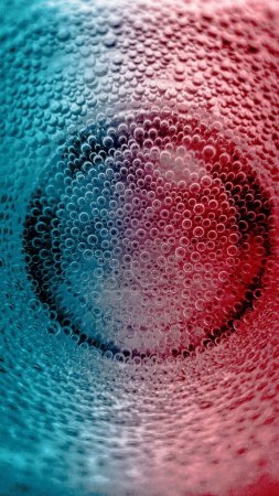 Téléchargez les photos : Un plan vertical d'eau minérale photographié avec une macro lentille en rouge et bleu - en image libre de droit