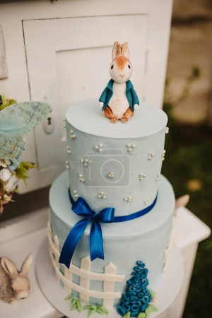 Téléchargez les photos : Un plan vertical du gâteau de Pâques bleu avec lapin - en image libre de droit