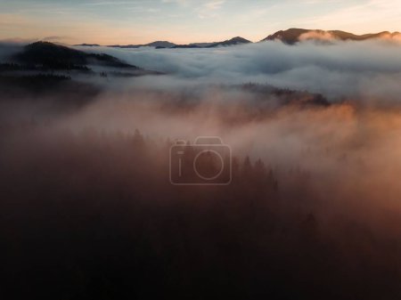 Téléchargez les photos : Une vue aérienne panoramique des forêts et des montagnes par une journée brumeuse dans la ville de Mariazell, Autriche - en image libre de droit