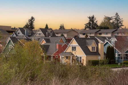 Foto de Un barrio de casas de estilo escandinavo en un suburbio en Paulsboro, Washington, EE.UU. - Imagen libre de derechos