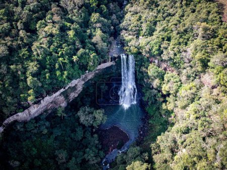 Foto de Un disparo de avión no tripulado de Salto do Zinco Waterfall en Santa Catarina, Brasil - Imagen libre de derechos