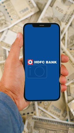 Foto de HDFC Bank en la pantalla del teléfono móvil, también conocido como Housing Development Finance Corporation Limited - Imagen libre de derechos