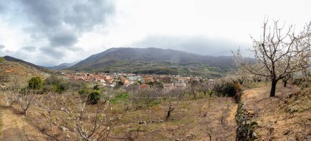 Foto de Una vista panorámica de una colina y la naturaleza circundante de Jerte en el valle de Jerte en Extremadura, España - Imagen libre de derechos