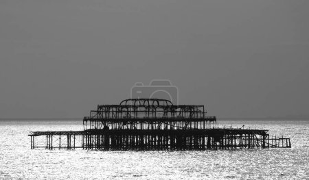 Téléchargez les photos : Une vue en niveaux de gris de la jetée ouest, une jetée en ruine à Brighton, Angleterre - en image libre de droit