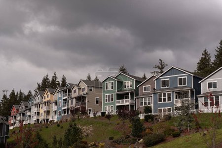 Foto de Un barrio de casas de estilo escandinavo en un suburbio en Paulsboro, Washington, EE.UU. - Imagen libre de derechos
