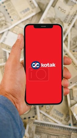 Téléchargez les photos : Kotak Mahindra Bank sur écran de téléphone mobile - en image libre de droit