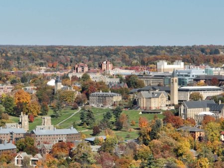 Foto de Imagen aérea de otoño de última hora de la tarde de la zona que rodea la ciudad de Ithaca, NY, EE.UU. - Imagen libre de derechos