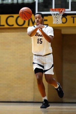 Foto de Un jugador de baloncesto capturado durante Indiana Prep grad fall basketball Hammond Indiana Civic - Imagen libre de derechos
