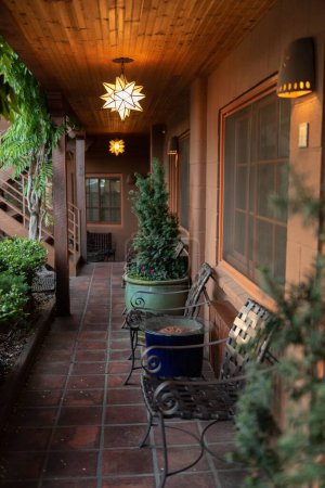 Téléchargez les photos : Un plan vertical de la cour arrière salon extérieur avec des plantes et des chaises - en image libre de droit