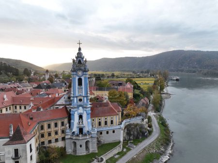 Foto de El antiguo Durnstein en el río Danubio en un día nublado - Imagen libre de derechos