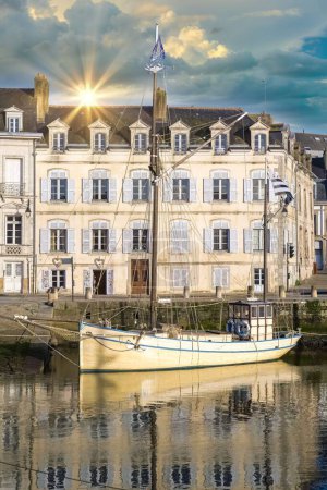 Téléchargez les photos : Vannes, medieval city in Brittany, boats in the harbor, with typical houses - en image libre de droit