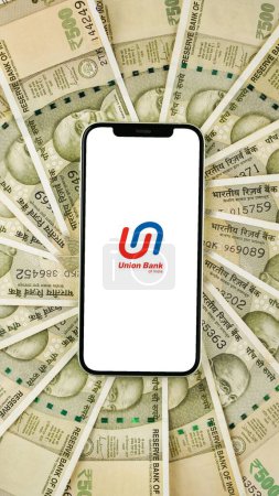 Téléchargez les photos : Union Bank of India ou UBI sur écran de téléphone mobile, fond isolé - en image libre de droit