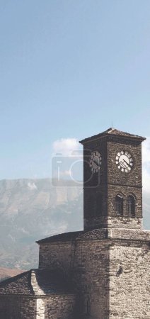 Téléchargez les photos : Vue verticale de la tour de l'Horloge et de la forteresse de Gjirokaster, en Albanie, contre un ciel bleu - en image libre de droit