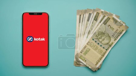 Foto de Banco Kotak Mahindra en la pantalla del teléfono móvil - Imagen libre de derechos