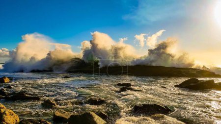 Foto de Una vista panorámica de las olas de surf en el océano furioso a la luz del sol - Imagen libre de derechos