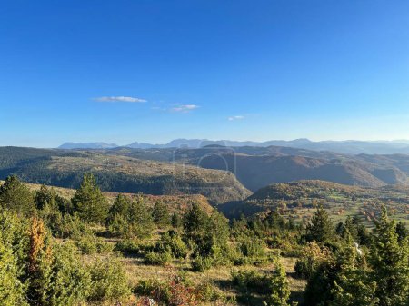 Téléchargez les photos : Vue aérienne des forêts et des collines de Bor, Petnjica, Monténégro - en image libre de droit