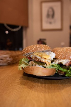 Foto de Un primer plano vertical de deliciosos sándwiches sobre la mesa en un restaurante - Imagen libre de derechos
