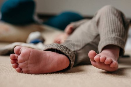 Téléchargez les photos : Un gros plan des orteils nus du nouveau-né - en image libre de droit