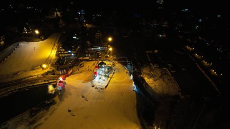 Téléchargez les photos : Une vue aérienne de la Station de ski de Suche près de Zakopane - en image libre de droit