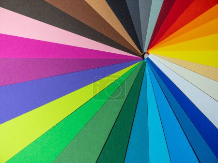 Foto de Una imagen de papeles coloridos alineados verticalmente circular. - Imagen libre de derechos